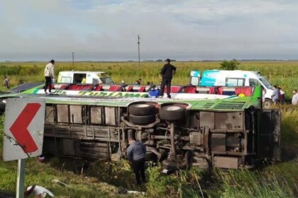 Micro de pasajeros volcó en Ruta 2: al menos dos muertos y decenas de heridos en el accidente