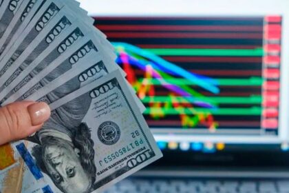 Operadores atentos al Gobierno mientras el dólar oficial inicia noviembre en alza