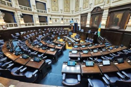 Con negociaciones al límite, el oficialismo busca aprobar deuda de 3.685 millones este miércoles