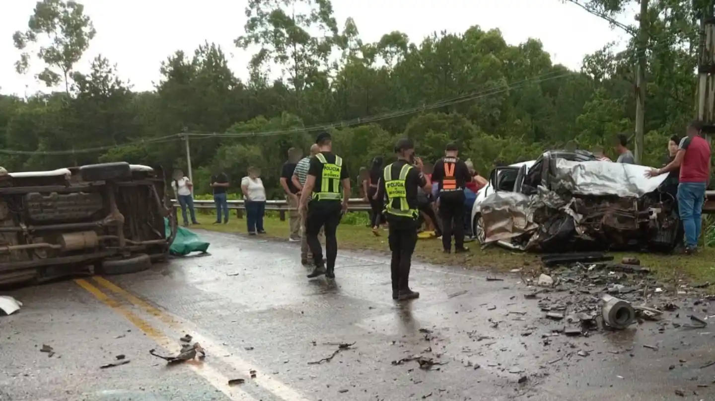 tragedia en misiones cuatro personas murieron en un choque entre tres vehiculos en la ruta nacional 12
