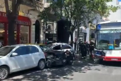 Deshidratado al volante: colectivero se desmayó y generó choque en cadena en Palermo
