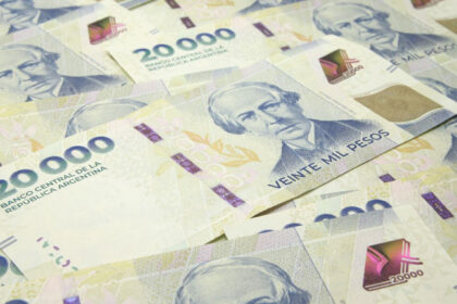 Aumento confirmado: trabajadores cobrarán un sueldo mínimo de $ 2.065.178 este mes en Argentina