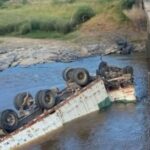 Trágico accidente: Camionero murió ahogado tras caer con su camión en un puente