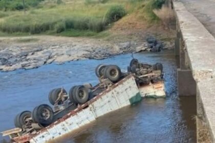 Camionero de 67 años murió ahogado tras caer con su vehículo en un puente en Corrientes