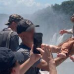 Locura en Cataratas: indignación por turistas que arriesgaron la vida de su bebé por una foto para redes sociales