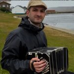 Un músico bonaerense tocó el Himno Nacional en las Islas Malvinas y emocionó al país