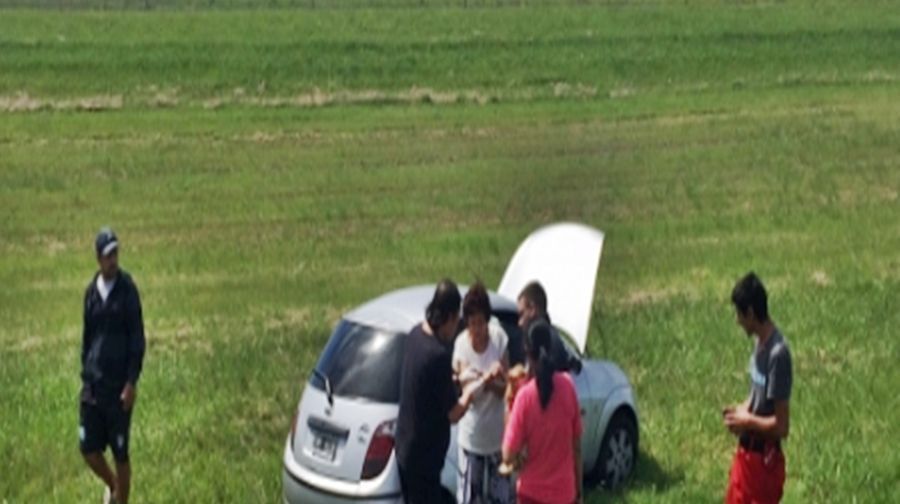 Casi vuelca en la ruta 2 por pretender sacar una mosca del auto