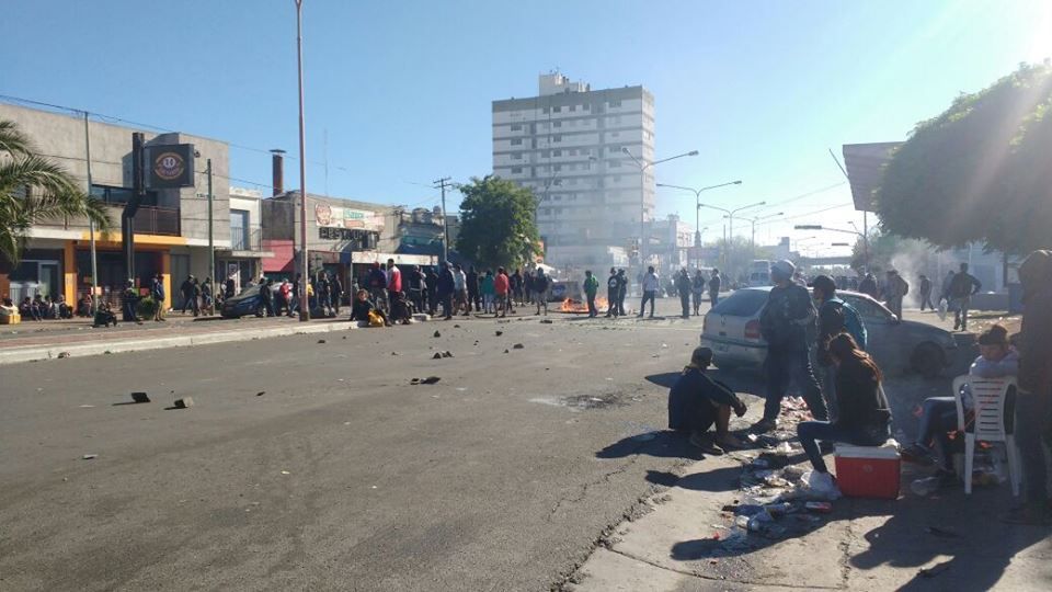 Fanáticos del indio solari prenden fuego boleterías en la terminal de olavarría