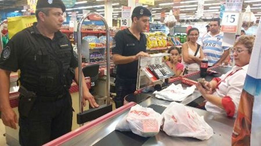 Policía de misiones paga la cuenta del super de jubilada que no tenía un peso