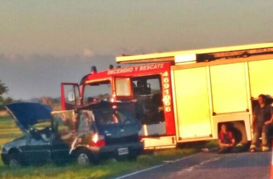 Una mujer murió y un hombre sufrió graves lesiones al volcar en la ruta 11