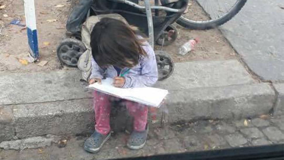 Conmueve la foto de una nena tucumana que hace los deberes en la calle