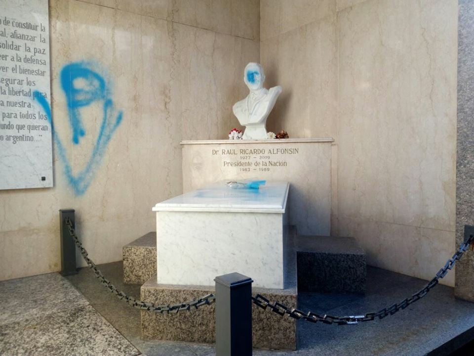 Vándalos escracharon el mausoleo de raúl alfonsín