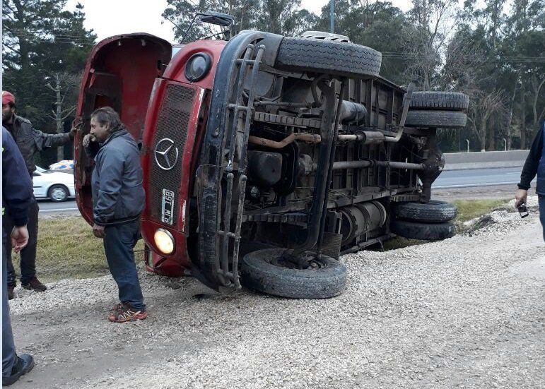 Un camión volcó en la ruta 88 por intentar evadir un operativo de control