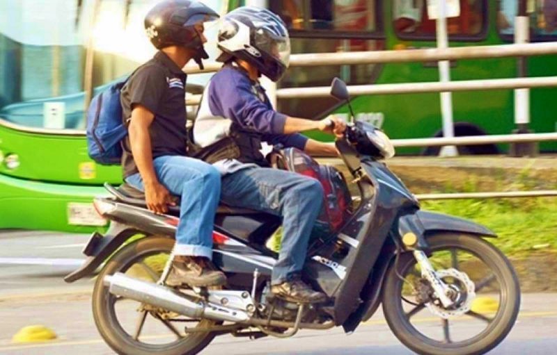 Por ley, buscan prohibir que ande más de una persona en moto