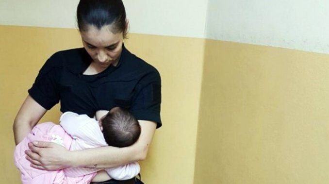 Una policía amamantó a una beba que fue rechazada por su mamá