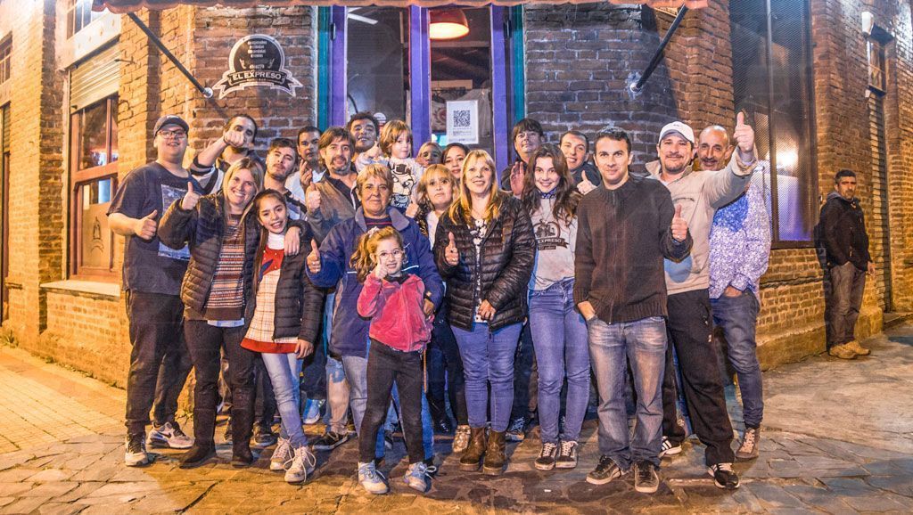Un restaurante de la plata invita a cenar gratis a quienes viven en la calle