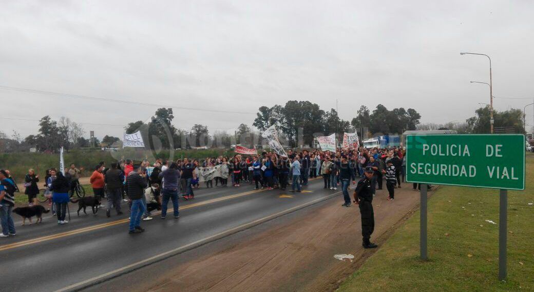Trabajadores de ggm cortan la ruta 3 en las flores por salarios adeudados