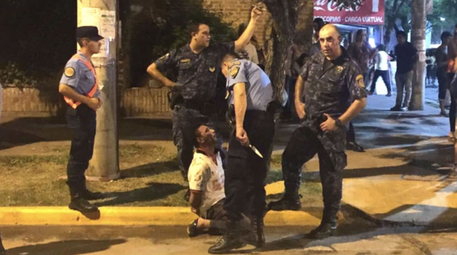 Pánico en el festival de jesús maría: un hombre sacó una faca en una pelea e hirió a un policía