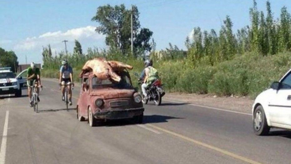 Volcó un camión con carne y la gente se llevó la mercadería hasta en los techos de los autos
