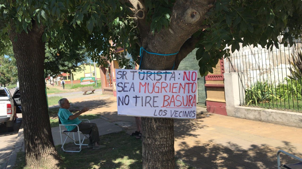 Lezama: vecinos colocan carteles para que no arrojen basura en las veredas