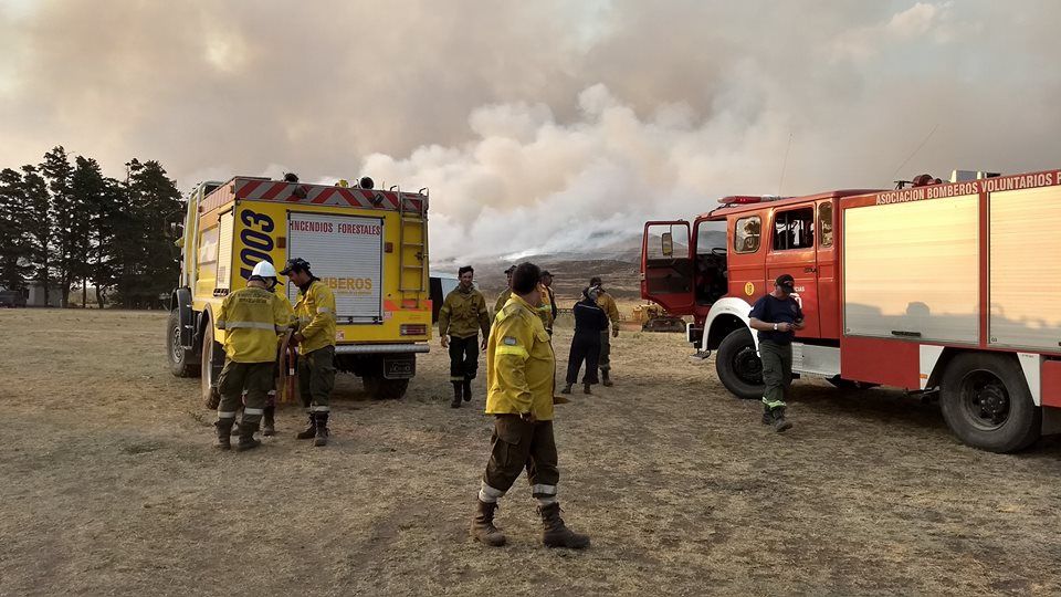 Piden agua, barritas de cereal y fruta para los bomberos que combaten el fuego en sierra de la ventana