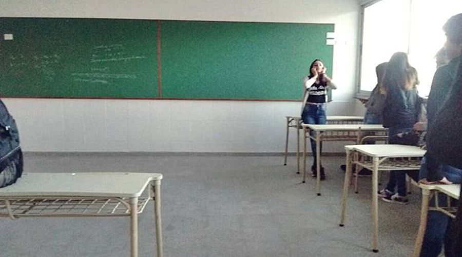 En escuelas de bahía blanca, estudian parados por falta de sillas
