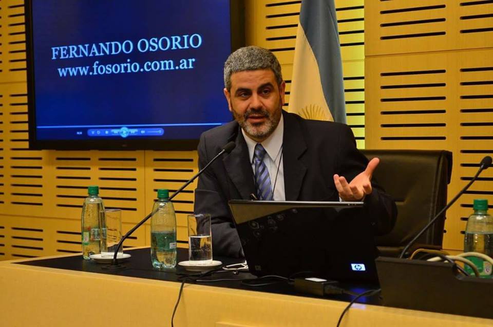Chascomús: conferencia del psicólogo fernando osorio en el teatro brazzola