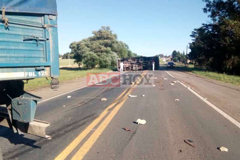Triple choque entre dos camiones y una camioneta en la Ruta 226