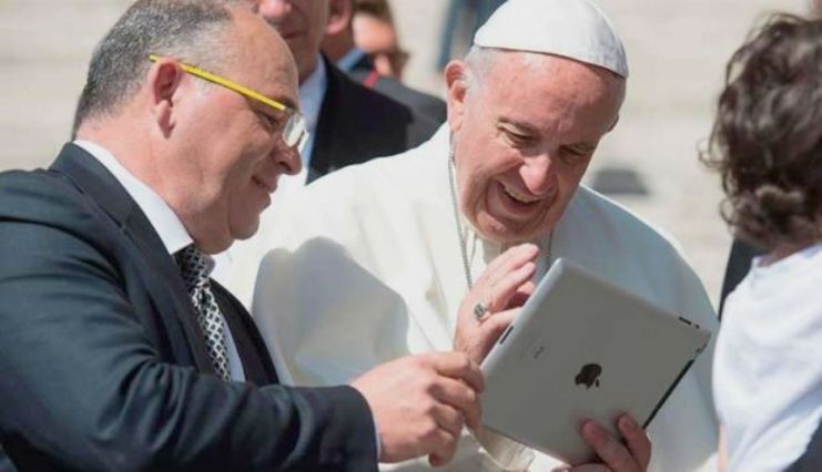 Papa moderno: francisco lanzó la app para "rezar en línea"