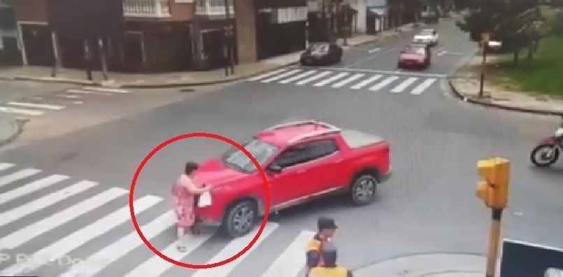 Mujer policía atropelló a abuela porque "confundió el freno con el acelerador"