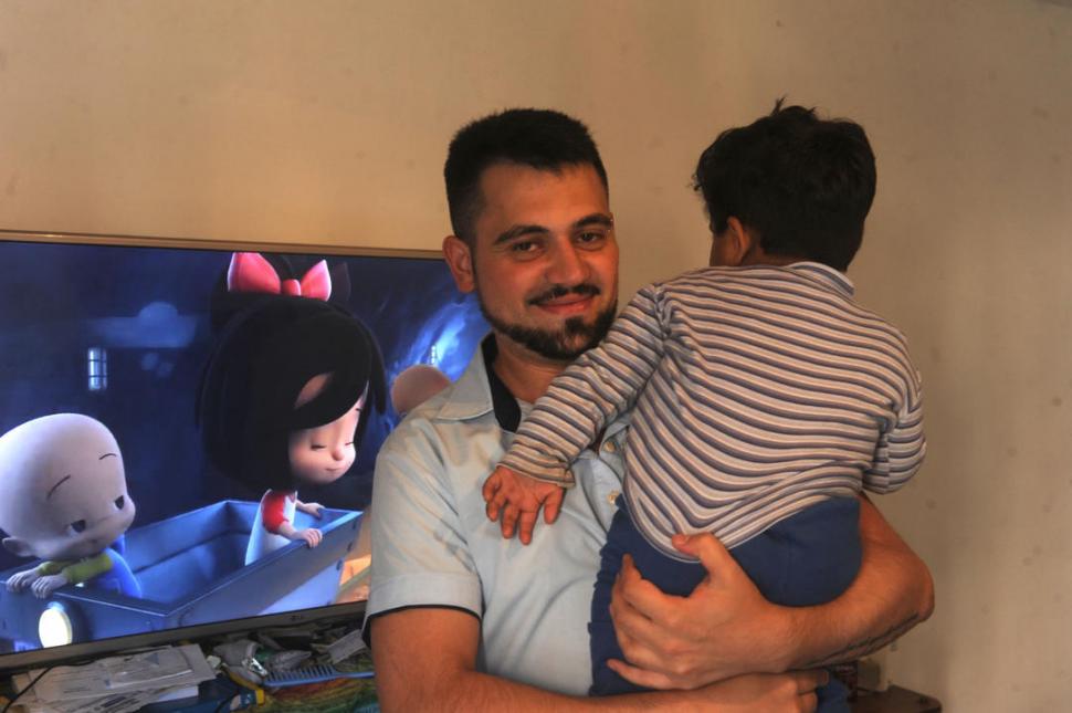 La conmovedora historia del enfermero tucumano que adoptó un bebé abandonado