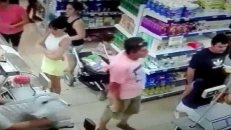 Bochornoso: filmaba debajo de las polleras en un supermercado