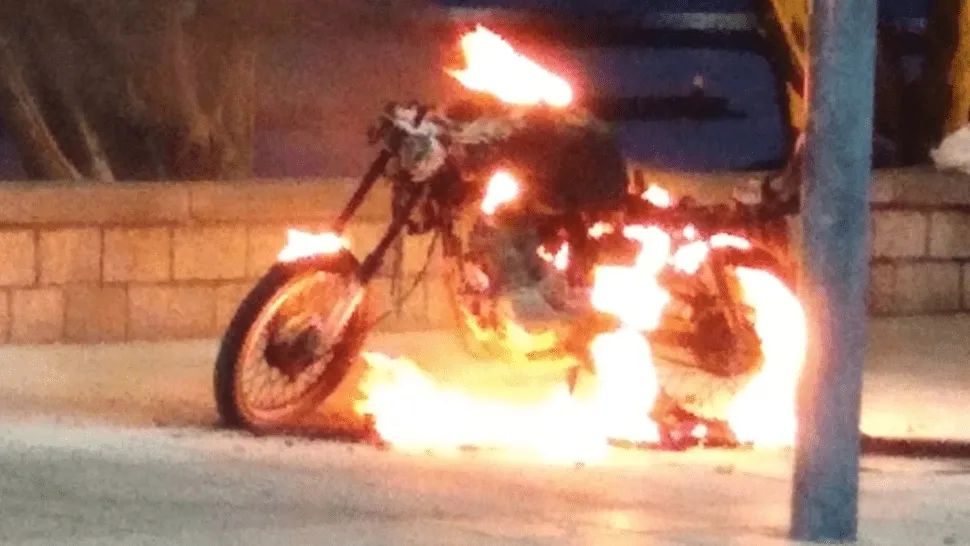 Prendió fuego su moto para que el control de tránsito no se la confiscara