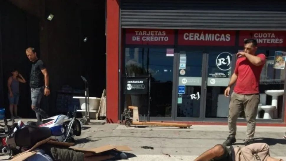 Policía disparó a dos delincuentes: hirió a uno y mató al otro