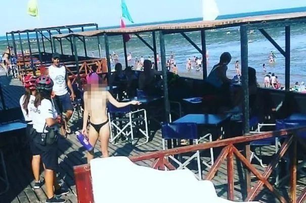 Estaba en topless llamaron a la policía y la obligaron a taparse