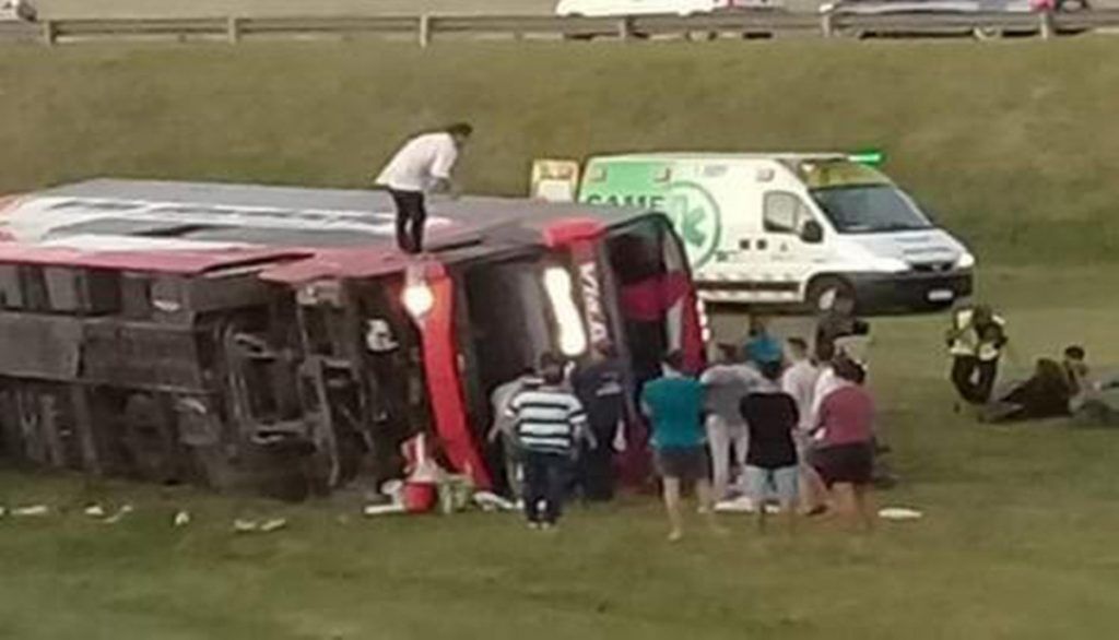 Volcó un micro en Ruta 2. Hay 2 muertos y varios heridos