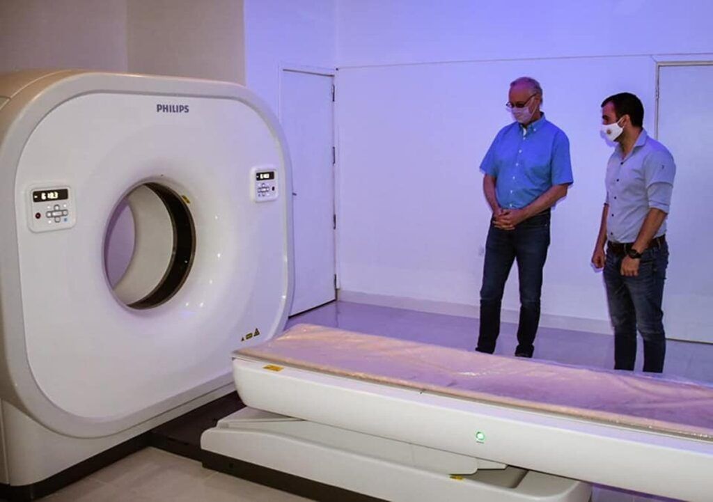 Gollan inauguró un tomógrafo en Castelli y visitó el hospital de Pilar