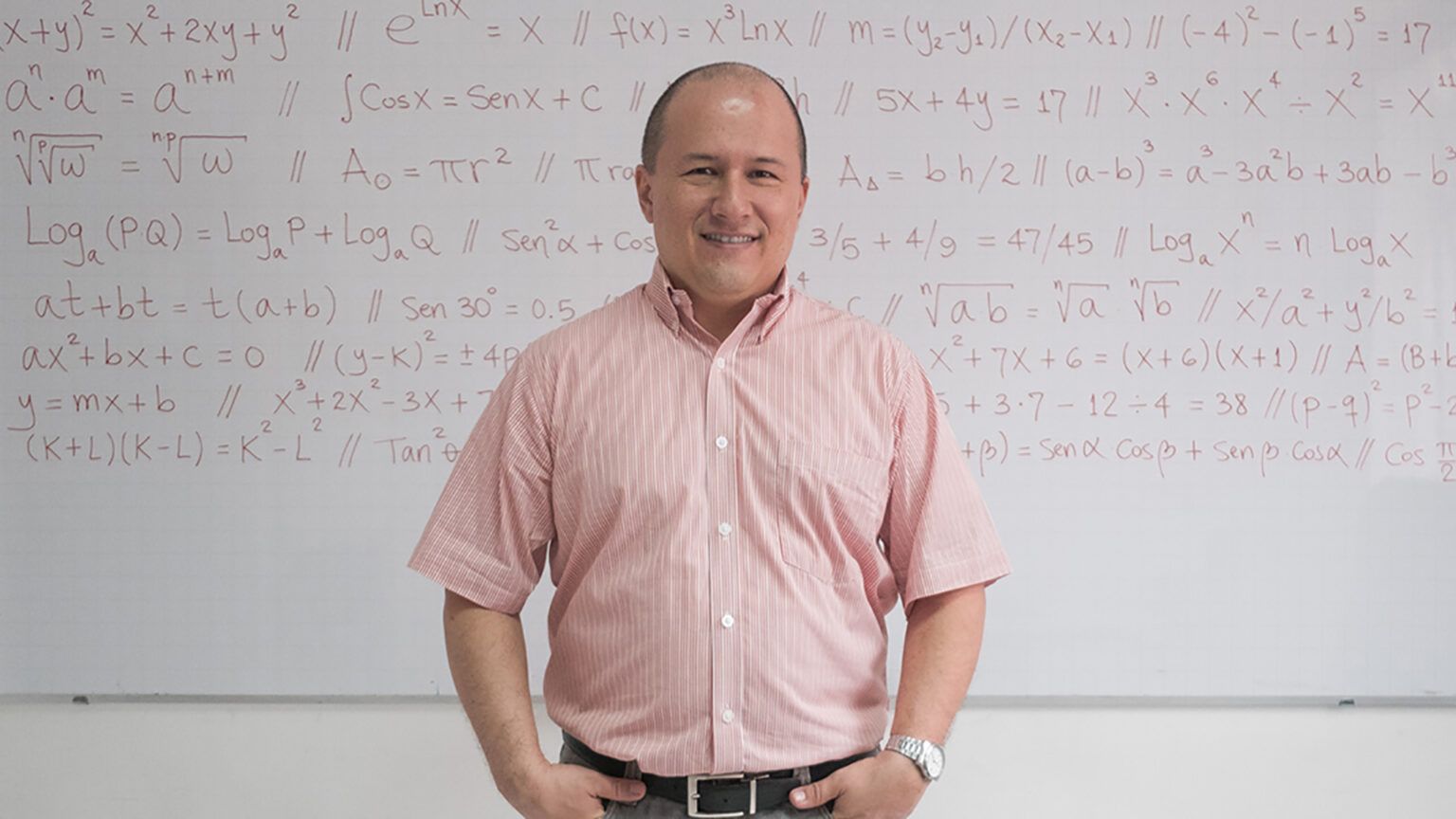 Julio profe: enseña matemáticas por youtube y rompió un récord guinness