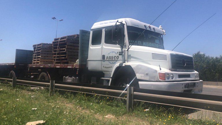 ᐈ ¡Tragedia! Se salió la rueda de un camión y mató a una mujer