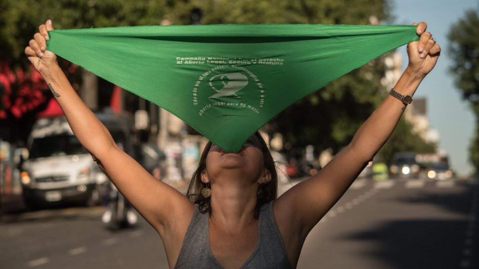 Mar del plata: golpearon a una joven por usar un barbijo con la inscripción "aborto legal"