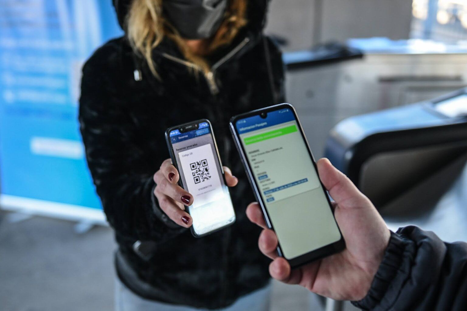 No los dejaron subir al tren por no ser personal esencial y se agarraron a trompadas con la policía