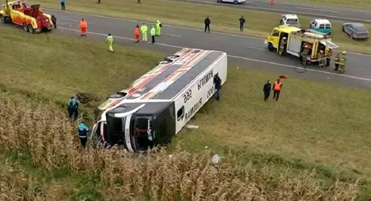 Accidente vuelco micro ruta 2 chascomus