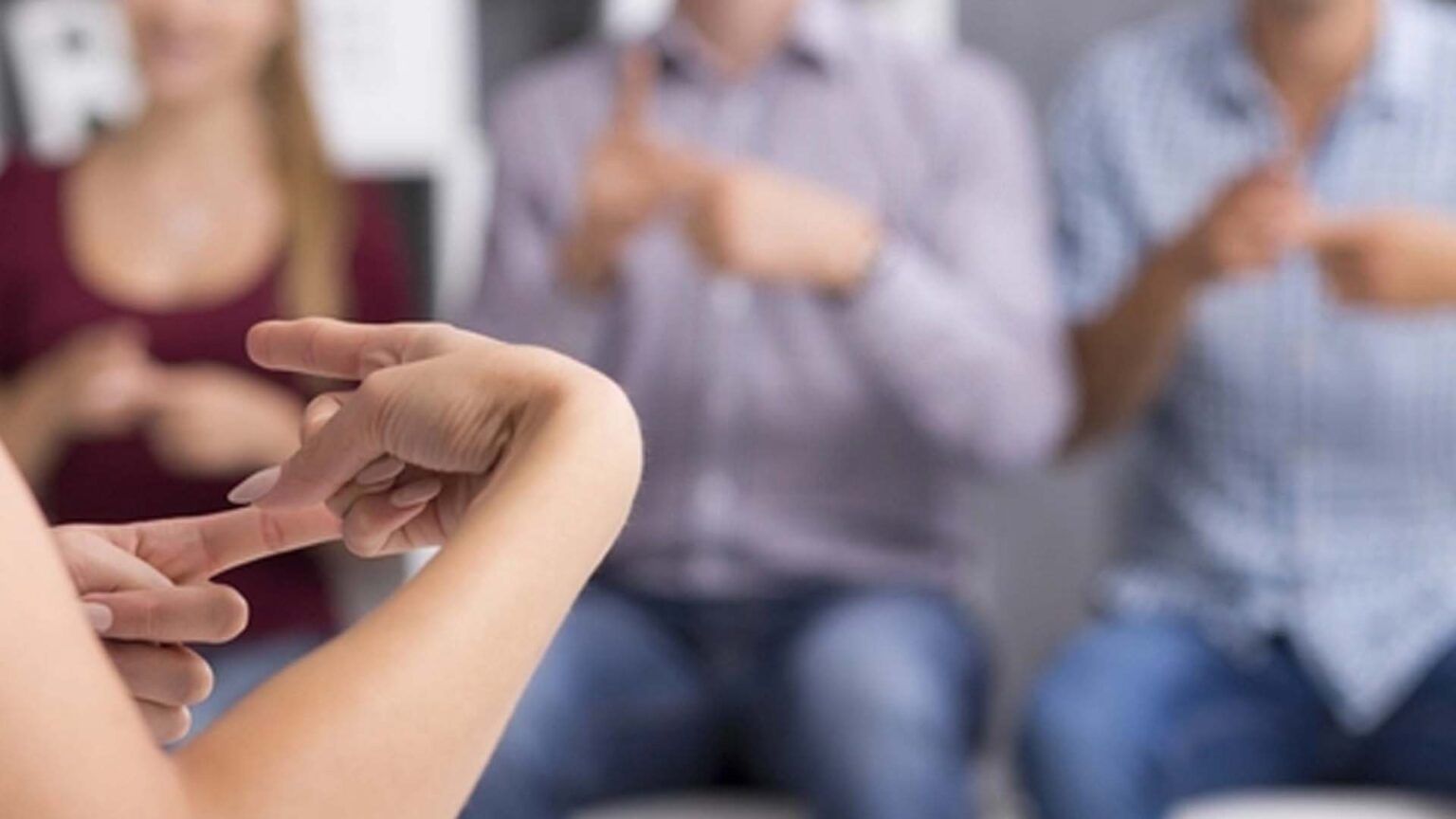 Proponen que el lenguaje de señas sea obligatorio en la formación policial