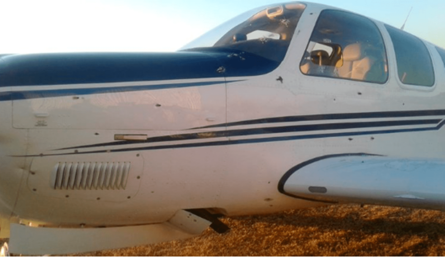 Insólito ataque con ametralladoras a un avión que llegó al aeroclub de berazategui