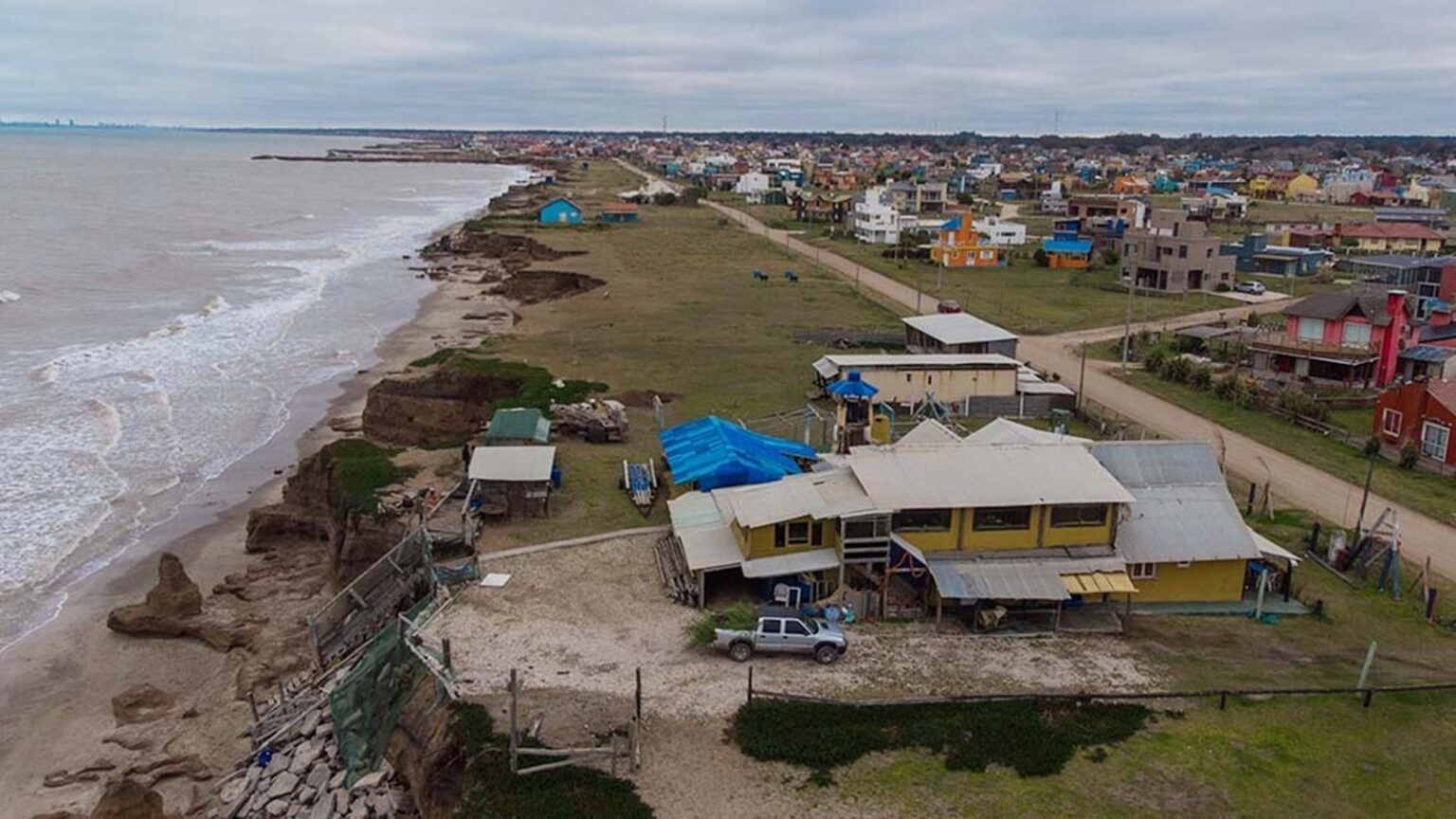 Por la erosión, buscan evitar el derrumbe de tres casas en mar chiquita