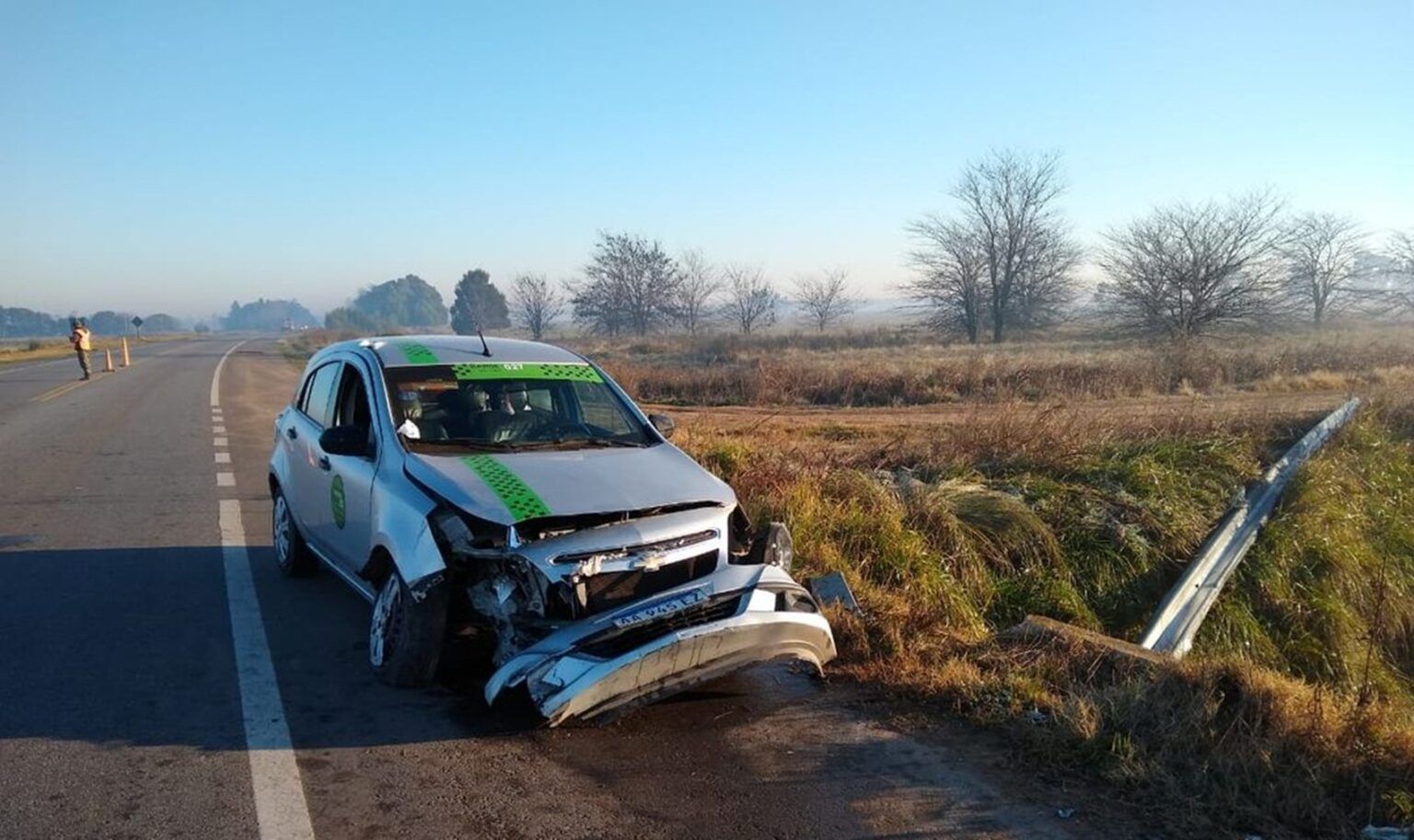 Ruta 41: dos personas hospitalizadas tras chocar un auto con el guardarrail cerca de gral. Belgrano