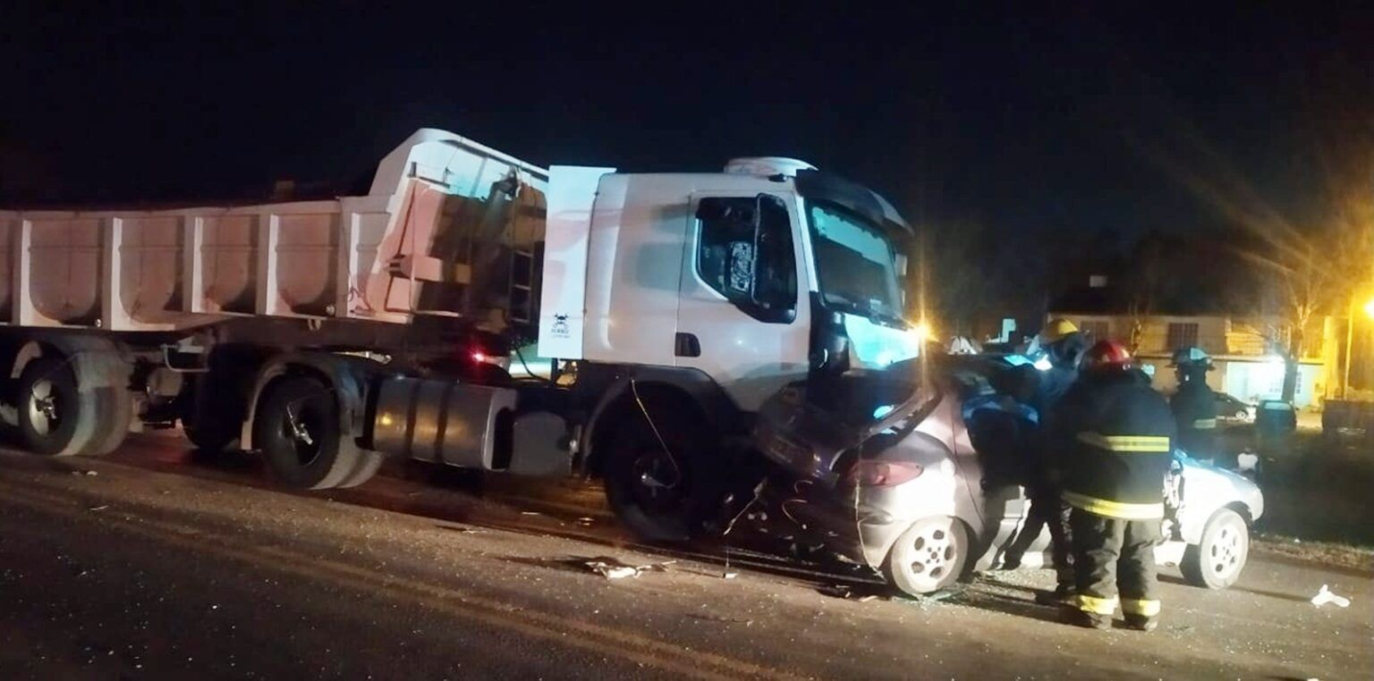 Ruta 29: una mujer herida tras tremendo choque entre un camión y un auto cerca de general belgrano