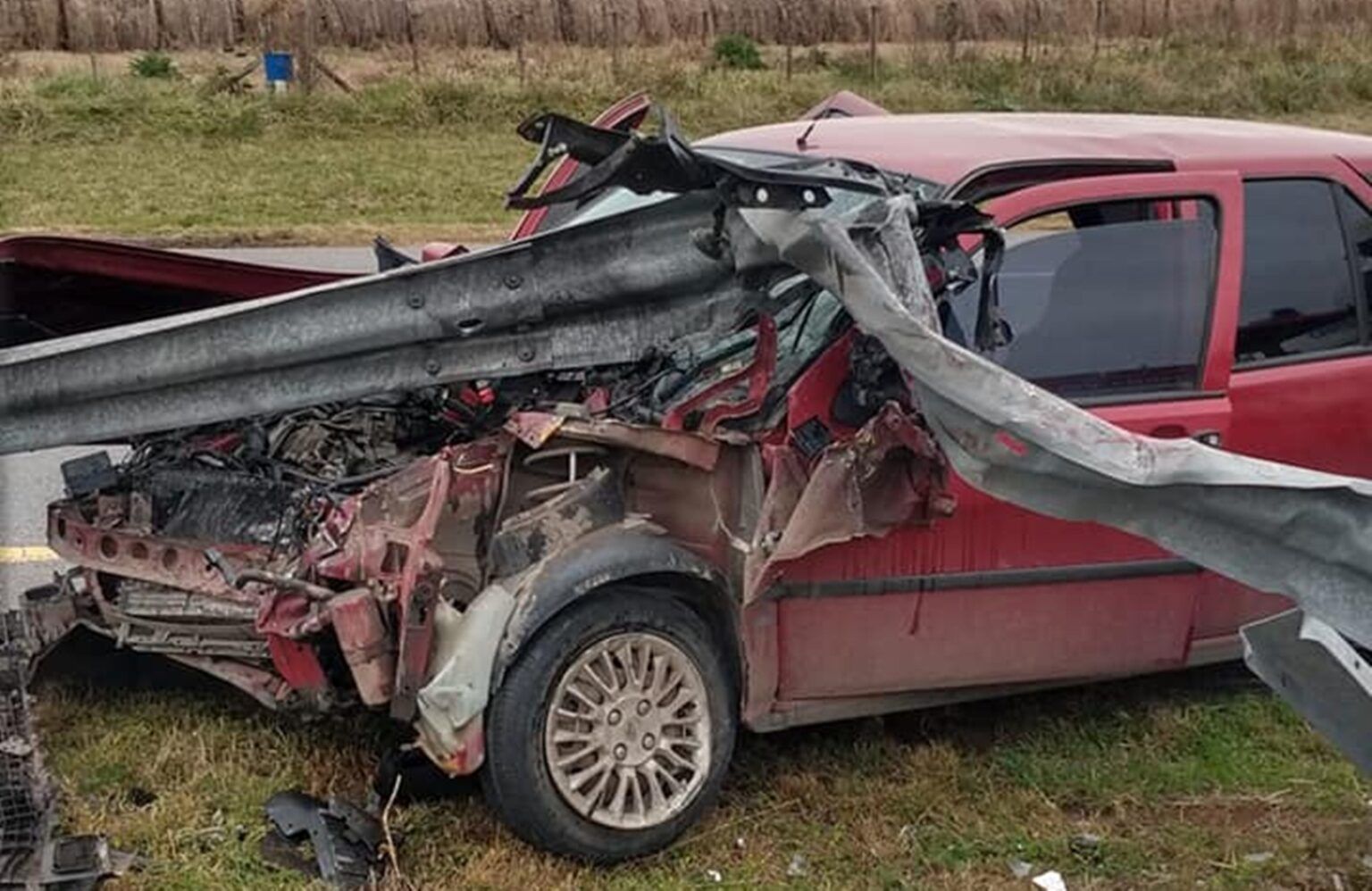 Ruta 2: tremendo choque de un auto con un guardarrail cerca de castelli
