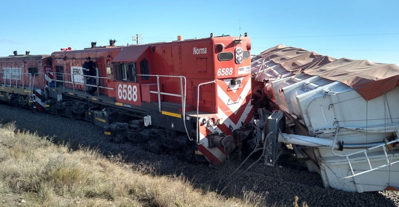 Impactante choque entre un camión y un tren