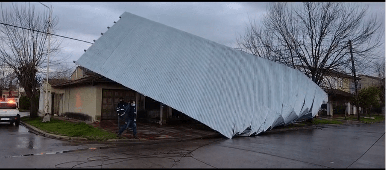 Las flores: fuerte viento provocó voladuras de techos y caída de árboles y postes